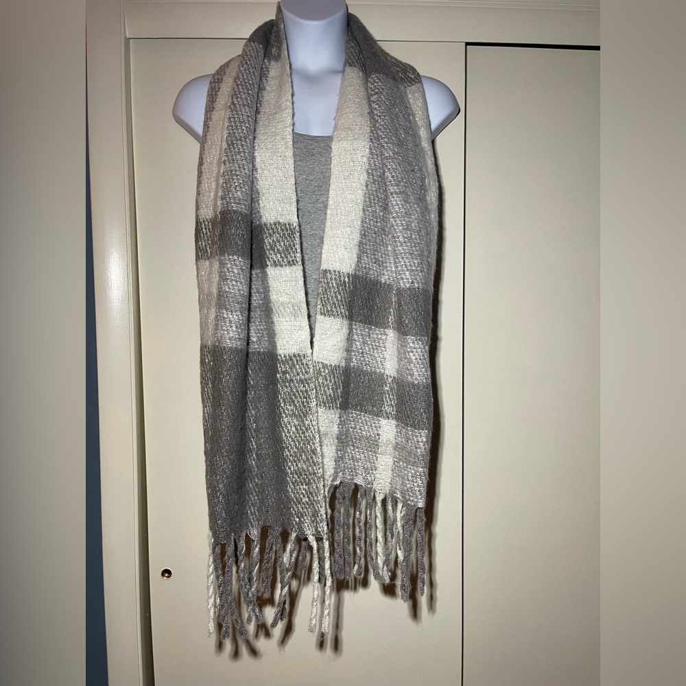 Women’s Tan and White Plaid Scarf w/Fringe
